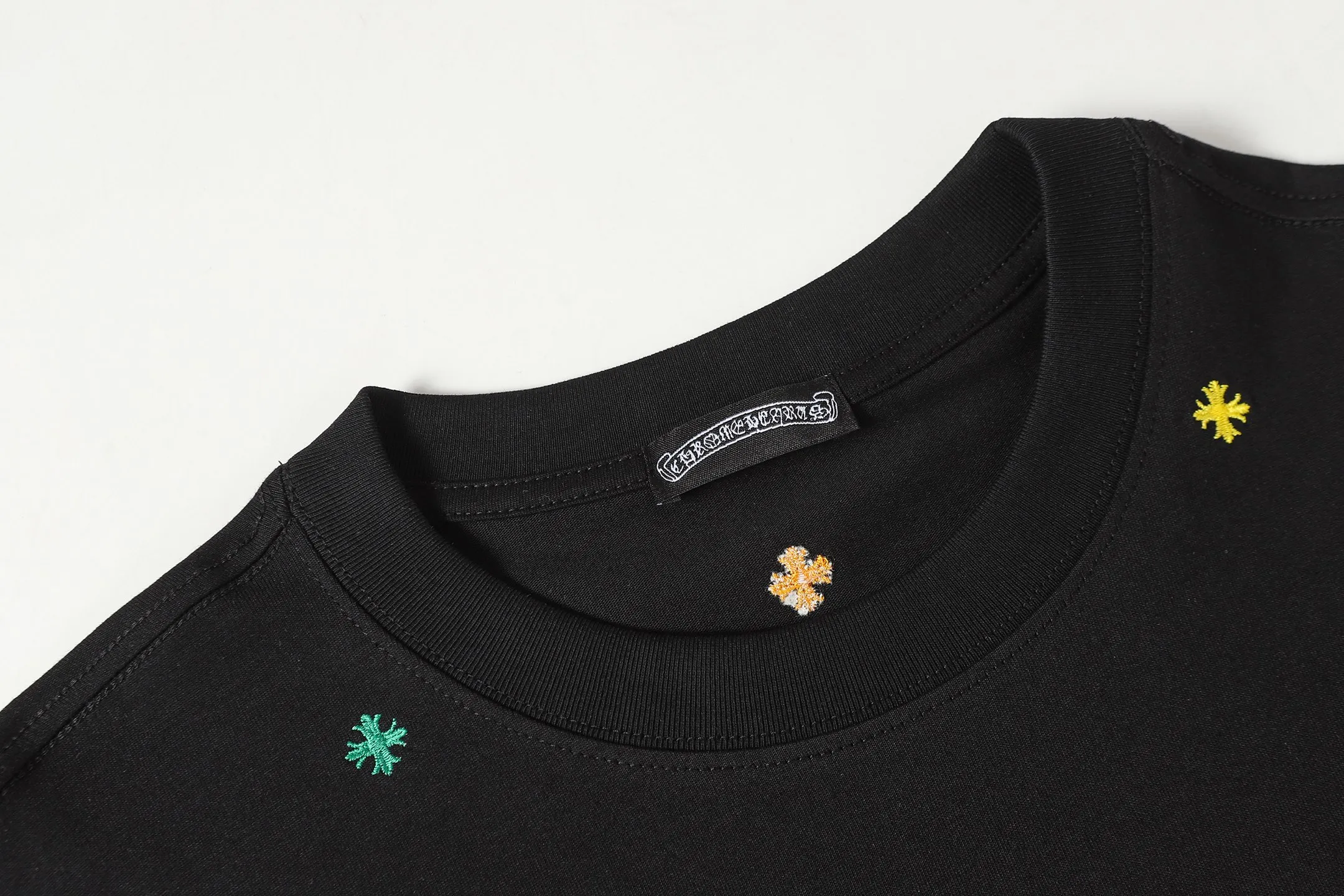 P160 Chrome Hearts CH Chrome Hearts Heavy Industry Horseshoe Sanskrit appliqué embroidered short-sleeved T-shirt. Use imported Tajima machine embroidery. Correct configuration. Black 2025 Chrome Hearts ZP packaging. 260 grams of custom-dyed double yarn cotton. Large version. Loose and stylish. Different from low version, slim and long version, upper body and hip stretch. 100% commitment: top quality. Not fast food. Highest version on the market. Top quality - different from ordinary versions on the market. If you care about quality. You must also respect the price. Absolutely zero after-sales service. The return rate so far is 0. It’s hard not to love the style. - 260g custom-dyed double yarn fabric. - Correct high-density main mark, washed tag, hand-sewn.